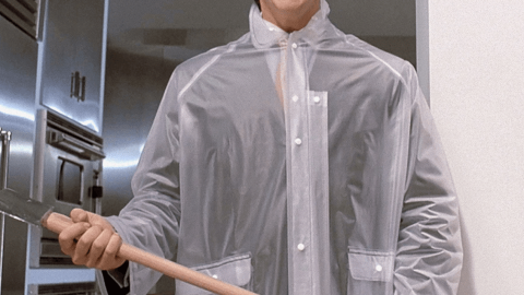 Un homme qui tient une hache