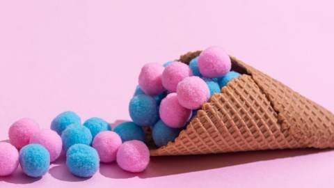 Un cornet de glace avec des boules de coton