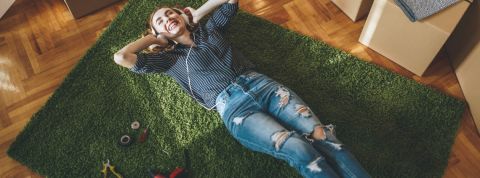 Interface : comment devenir une marque écolo ? Une jeune femme allongée sur de la moquette imitant de l'herbe