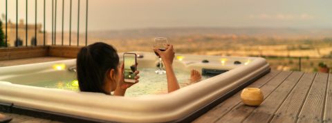 Les influenceurs peuvent devenir ethiques mais le veulent-t-il vraiment ? une influenceuse dans un bain qui prend en photo son verre de vin