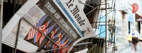 Pour vendre plus, Le Monde produit moins d'article Un kioske à journaux