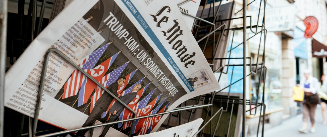 Pour vendre plus, Le Monde produit moins d'article Un kioske à journaux