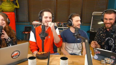 Des youtubeur autours d'une table qui font du live