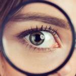 loupe avec oeil d'une jeune femme