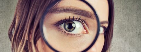 Les tendances fortes du CES 2020 loupe avec oeil d'une jeune femme