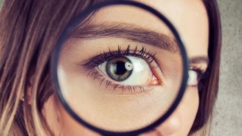 loupe avec oeil d'une jeune femme