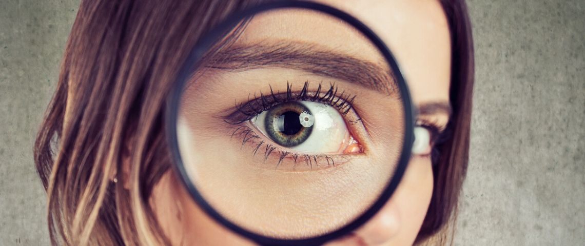 Les tendances fortes du CES 2020 loupe avec oeil d'une jeune femme