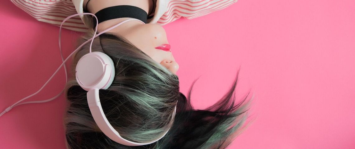 Majelan la plateforme de distribution et de production de podcasts fondée par Mathieu Galet annonce une levée de fonds de 6 millions d'euros Jeune femme avec un casque sur les oreilles, allongée sur un lit