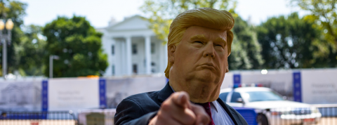 Trump a un plan pour nous sauver de l'intelligence artificielle Le visage en noir et blanc de Mark Zuckerberg sur un mur taggé