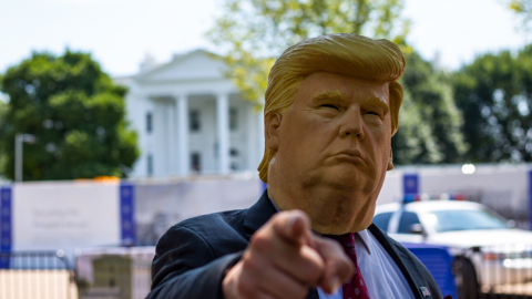 Le visage en noir et blanc de Mark Zuckerberg sur un mur taggé