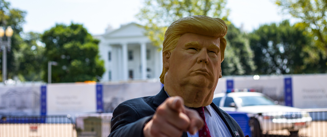 Trump a un plan pour nous sauver de l'intelligence artificielle Le visage en noir et blanc de Mark Zuckerberg sur un mur taggé