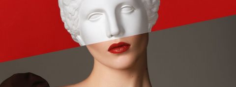Événementiel : marques et lieux culturels peuvent-ils vraiment s’entendre ? montage d'une femme avec une statue antique