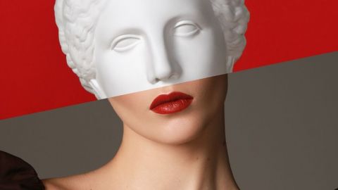 montage d'une femme avec une statue antique