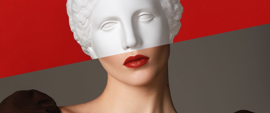 Événementiel : marques et lieux culturels peuvent-ils vraiment s’entendre ? montage d'une femme avec une statue antique