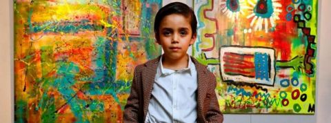 Le dernier caprice du monde de l’art est un petit génie de 7 ans Un enfant artiste pose devant ses peintures