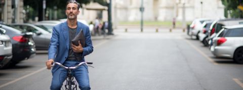 Quel futur de la mobilité responsable ? Un homme en costume sur un vélo dans Paris