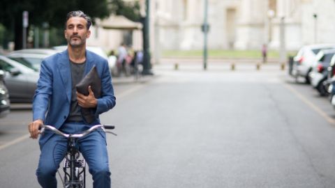 Un homme en costume sur un vélo dans Paris