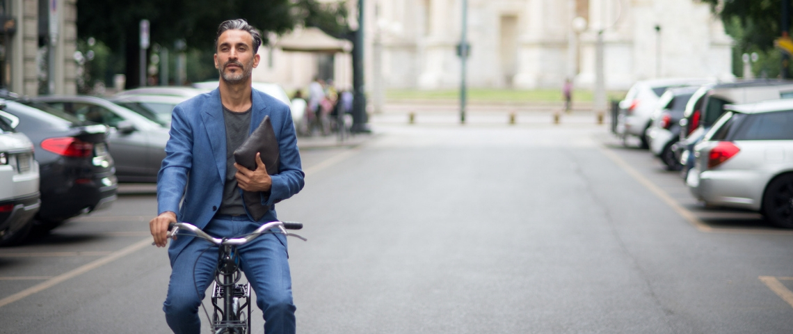 Quel futur de la mobilité responsable ? Un homme en costume sur un vélo dans Paris