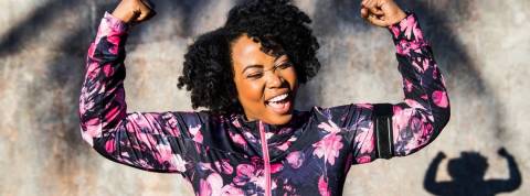 Le top des challenges du mois de janvier Une femme en tenue de sport qui est heureuse