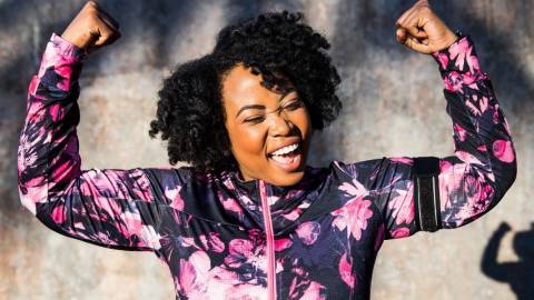 Une femme en tenue de sport qui est heureuse