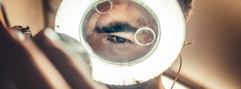 Quek est l'orientation politique des comptes média ? un homme regarde dans une loupe lumineuse