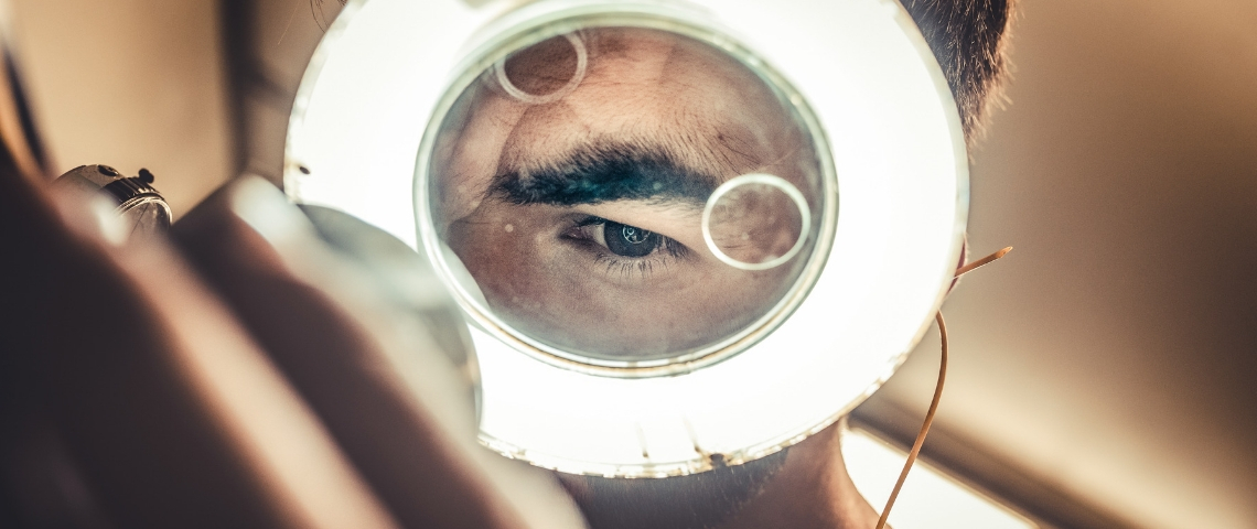 Quek est l'orientation politique des comptes média ? un homme regarde dans une loupe lumineuse
