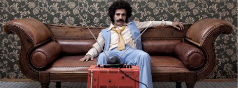 La télévision respire encore un homme moustachu regarde une télévision