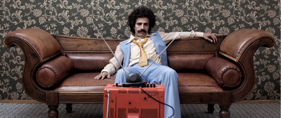La télévision respire encore un homme moustachu regarde une télévision