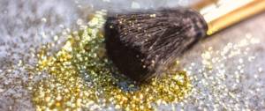 Un pinceau de maquillage avec des paillettes