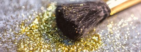 Le marché de la cosmétique de seconde main Un pinceau de maquillage avec des paillettes