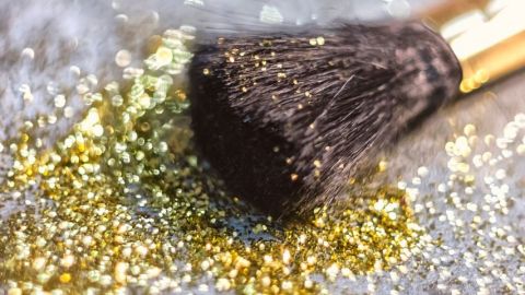 Un pinceau de maquillage avec des paillettes
