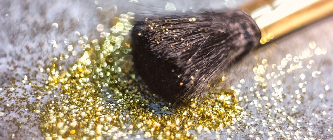 Le marché de la cosmétique de seconde main Un pinceau de maquillage avec des paillettes