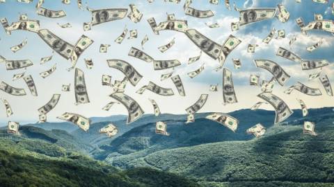 Des montagnes avec des billets de dollars dessus