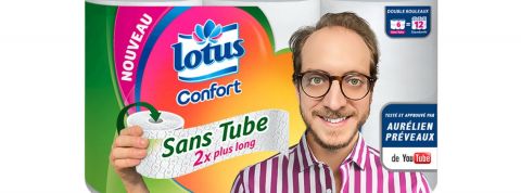 Quand les influenceurs font la réclame un jeune youtubeur qui est imprimé sur un paquet de rouleaux de papiers toilette