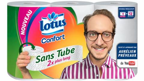 Quand les influenceurs font la réclame un jeune youtubeur qui est imprimé sur un paquet de rouleaux de papiers toilette