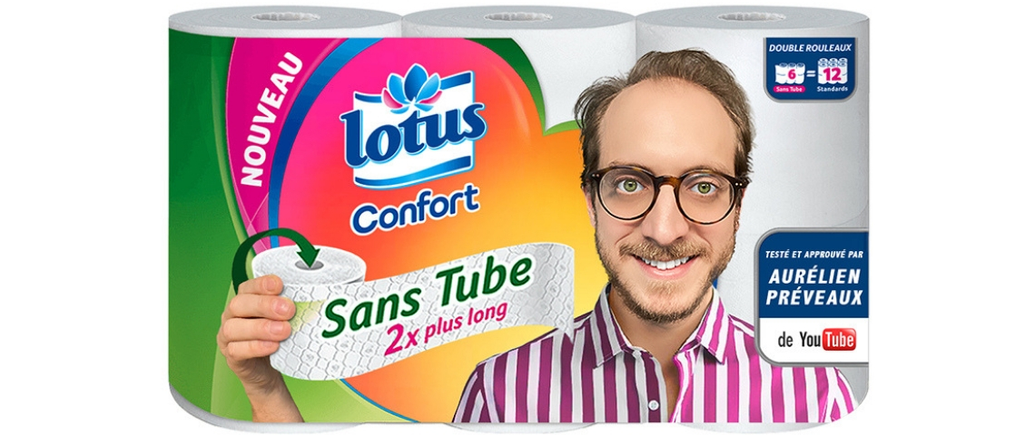 Quand les influenceurs font la réclame un jeune youtubeur qui est imprimé sur un paquet de rouleaux de papiers toilette