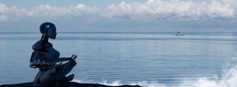 Les tendances technologiques de 2020 Un robot médite sur une plage devant la mer