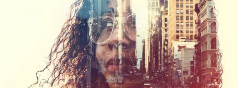 La ville est-elle une app’ comme une autre ? jeune femme montage photo sur fond de ville