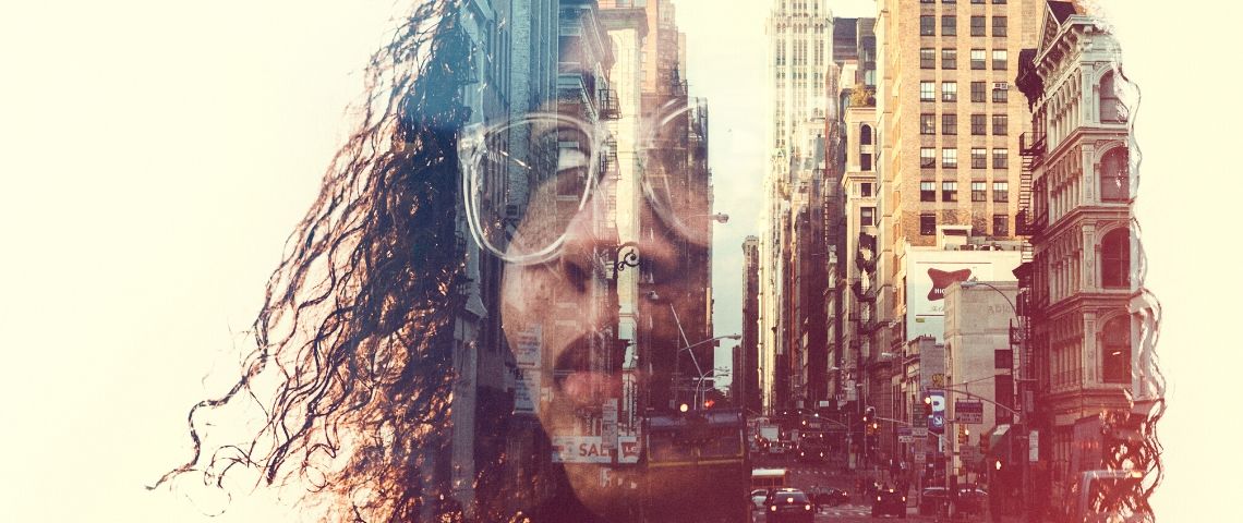 La ville est-elle une app’ comme une autre ? jeune femme montage photo sur fond de ville