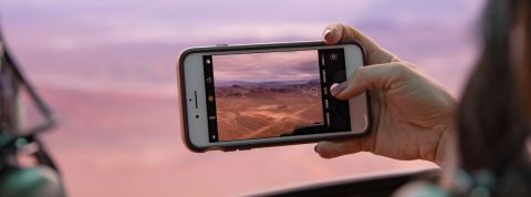 Instagram pénalise les artistes dans sa lutte contre les fake news une femme prend une photo d'un paysage rose