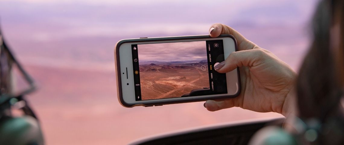 Instagram pénalise les artistes dans sa lutte contre les fake news une femme prend une photo d'un paysage rose