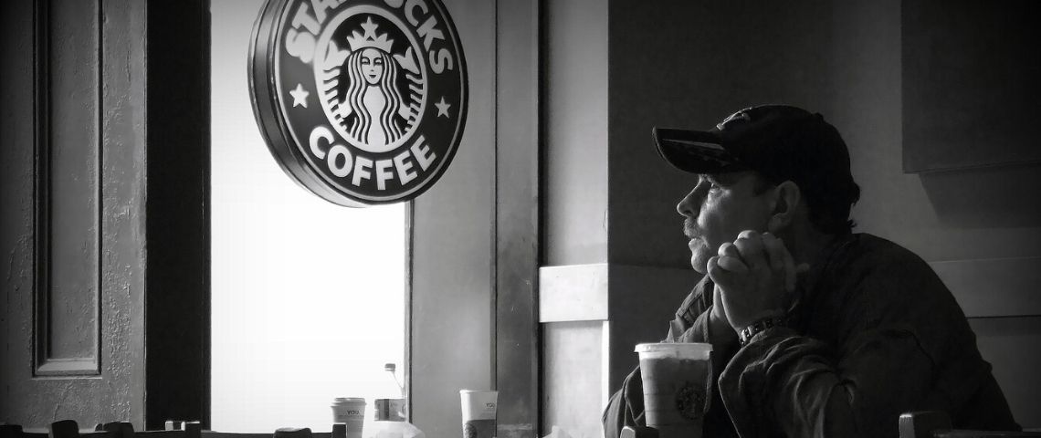 Starbucks offre Headspace une app de méditation en réponse à une pétition signée par 23 000 employés dénoncant leurs conditions de travail Homme buvant un café chez Strabuks