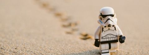 Les pires entreprises de la tech Un lego en forme de stormtrooper marche sur le sable