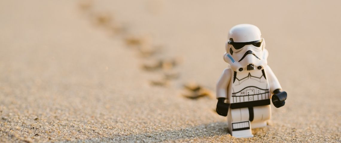 Les pires entreprises de la tech Un lego en forme de stormtrooper marche sur le sable