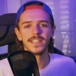 un jeune home en casquette qui regarde face caméra