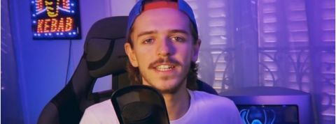 sylvqin, l'enquêteur de YouTube un jeune home en casquette qui regarde face caméra