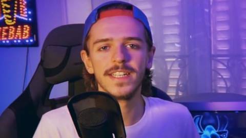 un jeune home en casquette qui regarde face caméra