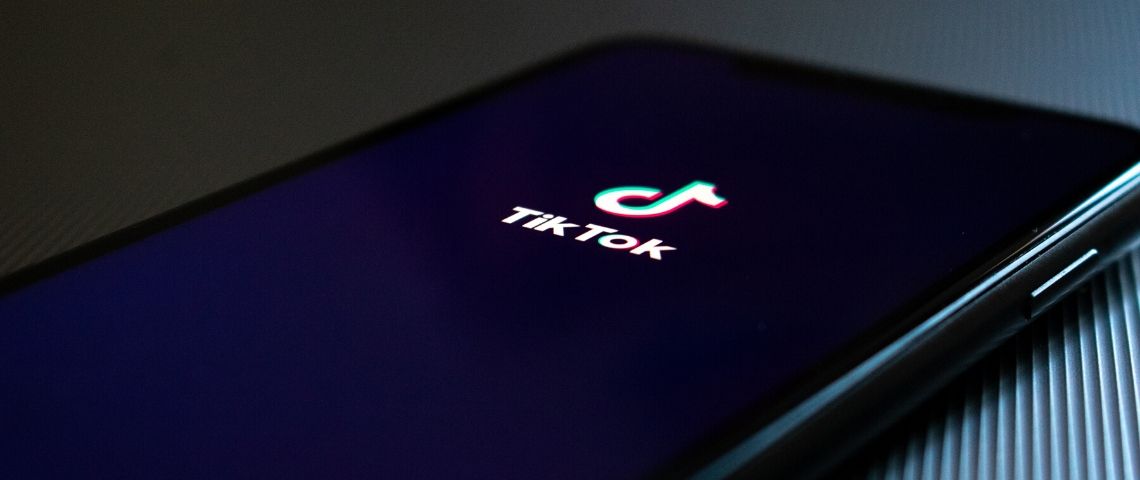 Tik Tok, l'application des adolescents, devient le 2eme appli la plus téléchargée en 2019 Logo Tik Tok sur un smartphon