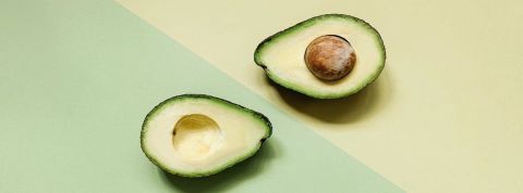 Est-ce la fin de l'avocado toast ? Un avocat coupé en deux
