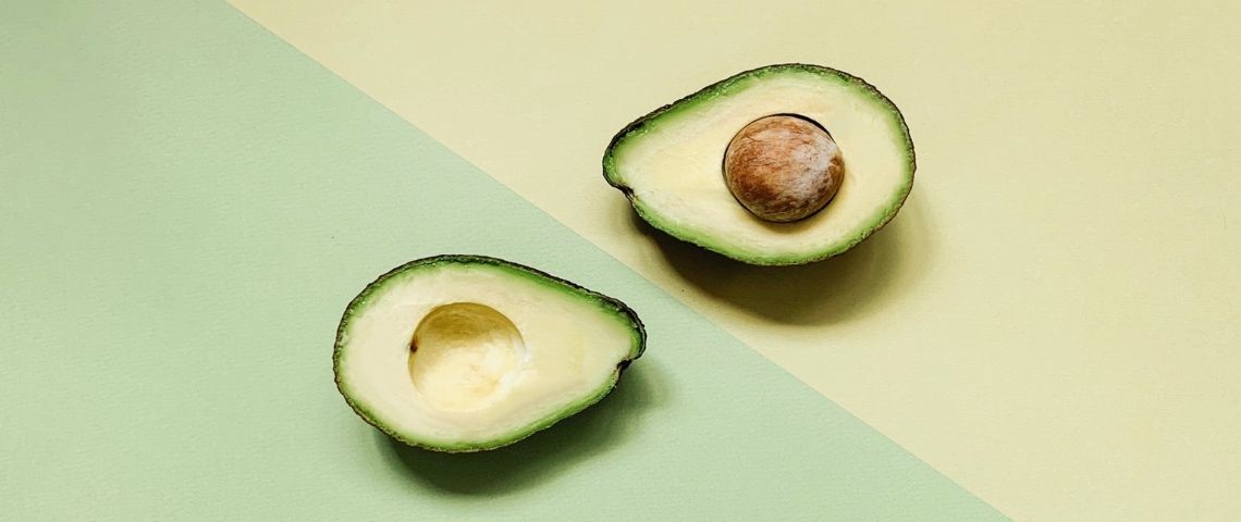 Est-ce la fin de l'avocado toast ? Un avocat coupé en deux